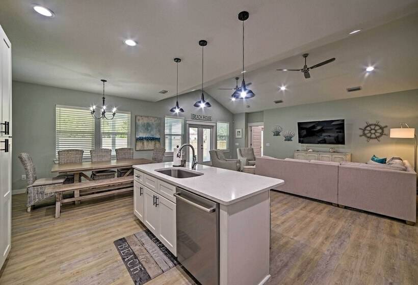 West End Home W/ Yard < 1 Mi To Beach Access!