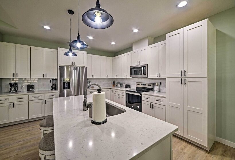 West End Home W/ Yard < 1 Mi To Beach Access!