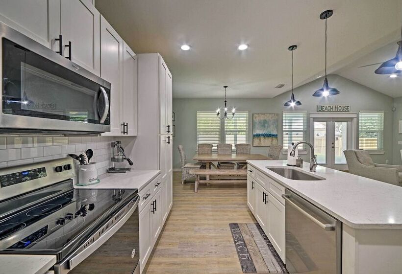 West End Home W/ Yard < 1 Mi To Beach Access!