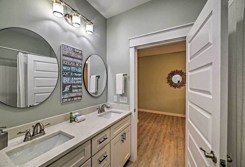 West End Home W/ Yard < 1 Mi To Beach Access!