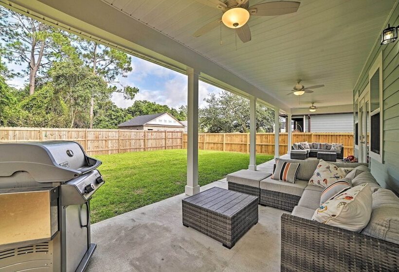 West End Home W/ Yard < 1 Mi To Beach Access!