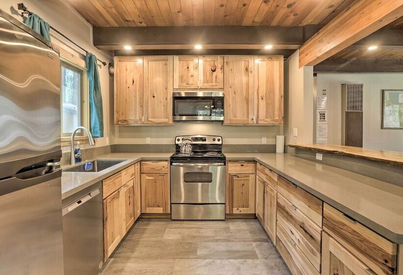 4 Season Tahoe Hideaway: 1 Block To Biking!