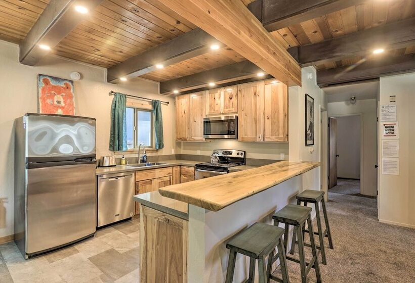 4 Season Tahoe Hideaway: 1 Block To Biking!