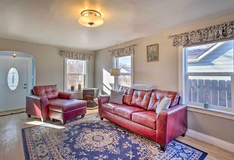 Adventure Home Base 7 Blocks To Downtown!