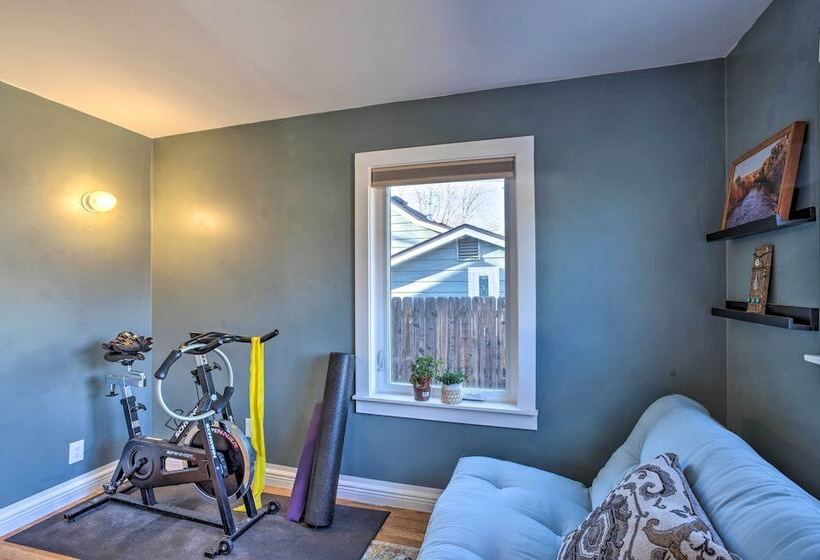 Adventure Home Base 7 Blocks To Downtown!