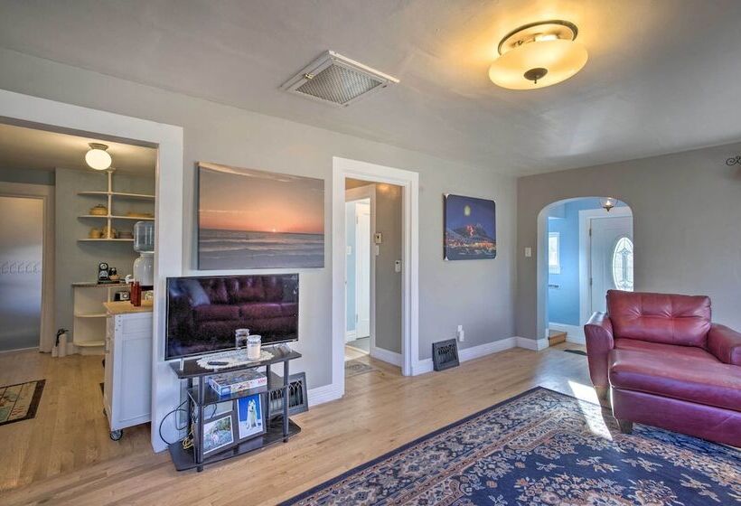 Adventure Home Base 7 Blocks To Downtown!