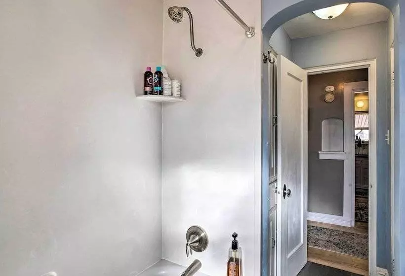 Adventure Home Base   7 Blocks To Downtown!