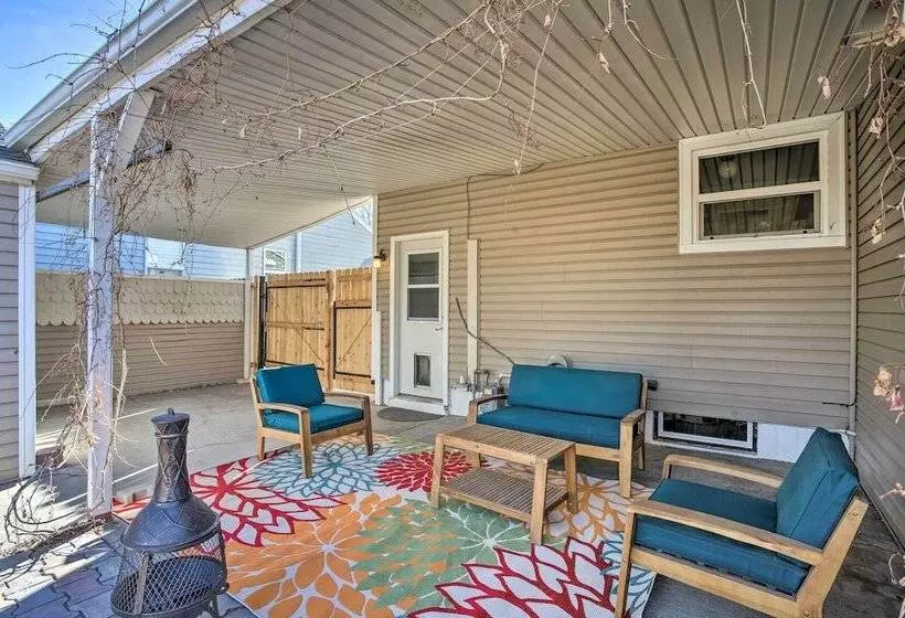 Adventure Home Base   7 Blocks To Downtown!