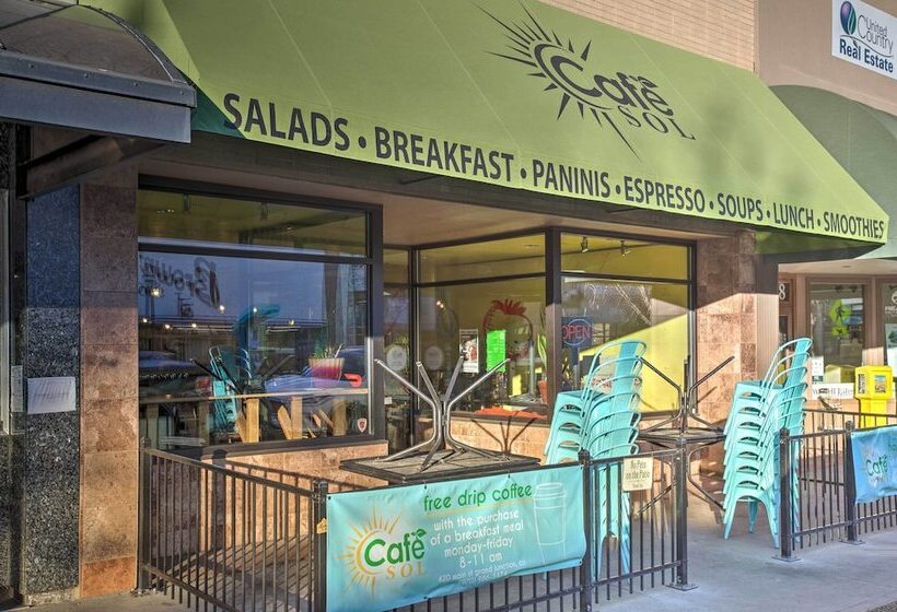 Adventure Home Base 7 Blocks To Downtown!