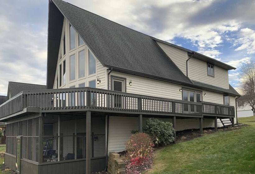 Apple Valley Home, Shared Golf Course On Site