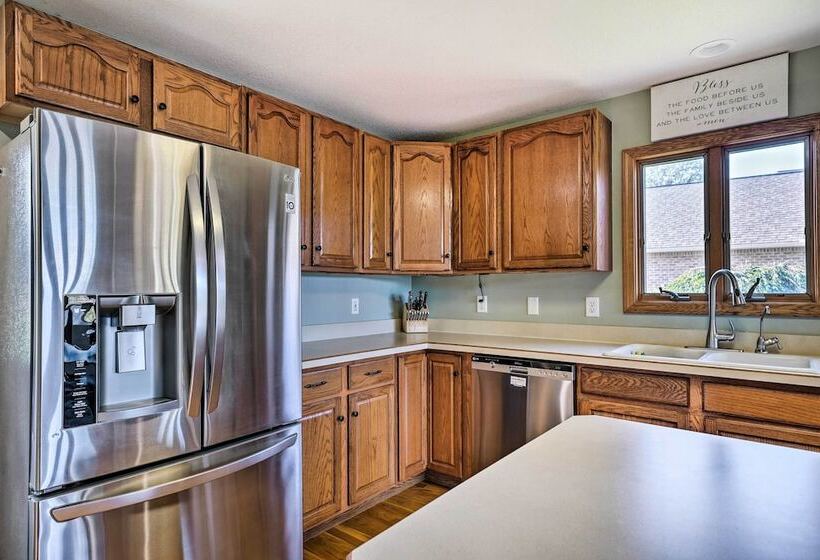 Apple Valley Home, Shared Golf Course On Site