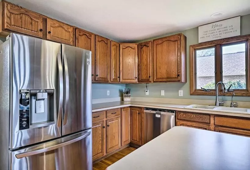 Apple Valley Home, Shared Golf Course On Site