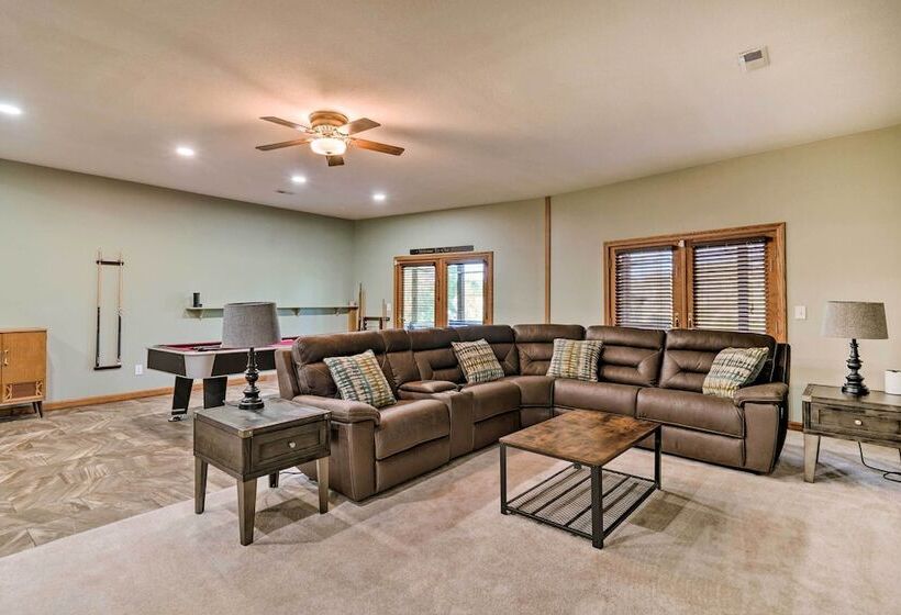 Apple Valley Home, Shared Golf Course On Site