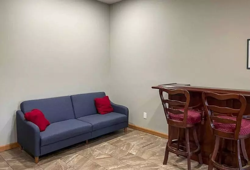 Apple Valley Home, Shared Golf Course On Site