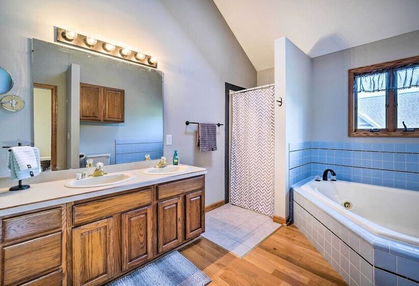 Apple Valley Home, Shared Golf Course On Site