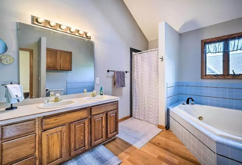 Apple Valley Home, Shared Golf Course On Site