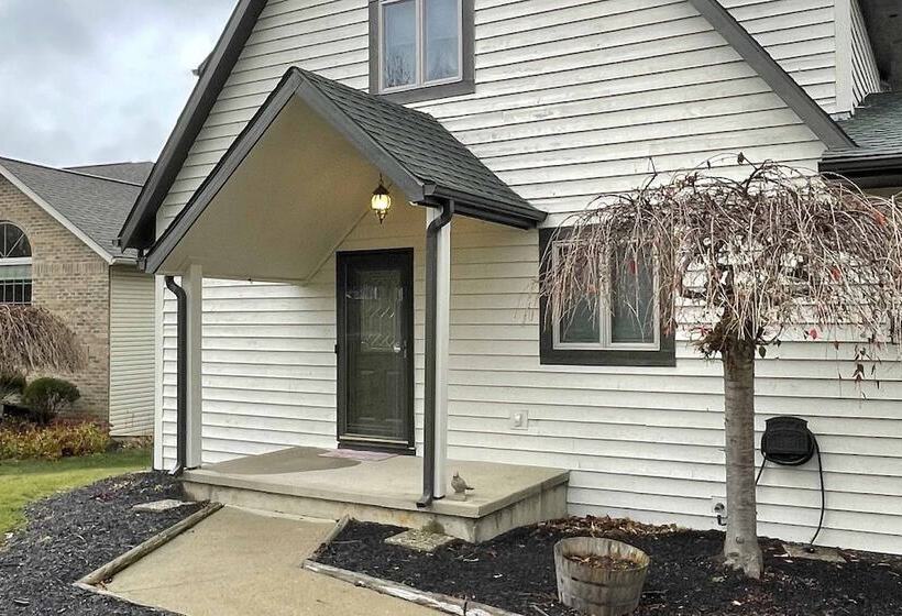 Apple Valley Home, Shared Golf Course On Site