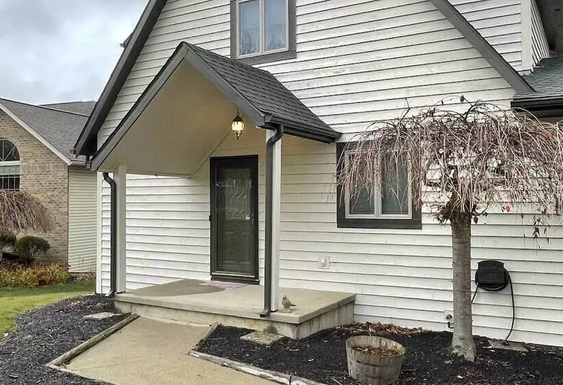 Apple Valley Home, Shared Golf Course On Site