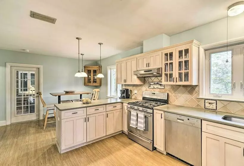 Bayfront Retreat W/ Game Room + Outdoor Pool!