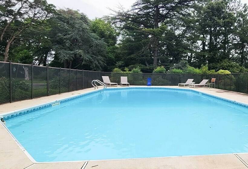 Bayfront Retreat W/ Game Room + Outdoor Pool!