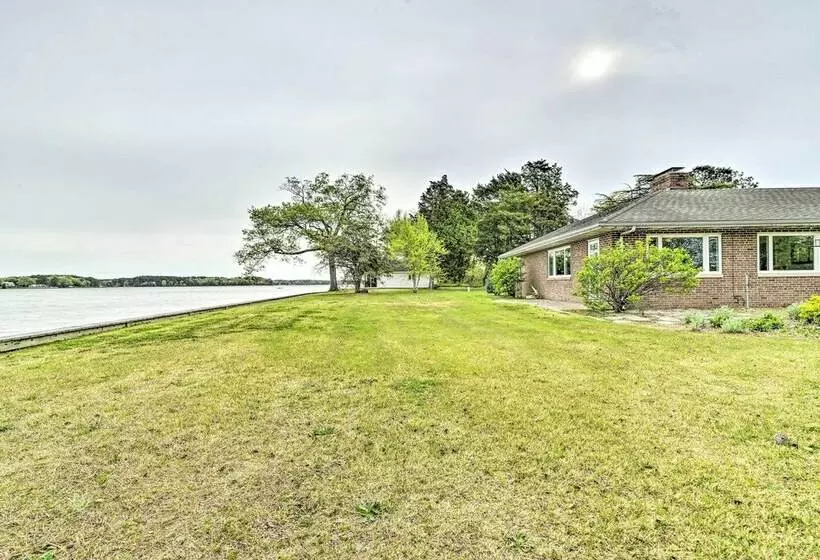 Bayfront Retreat W/ Game Room + Outdoor Pool!