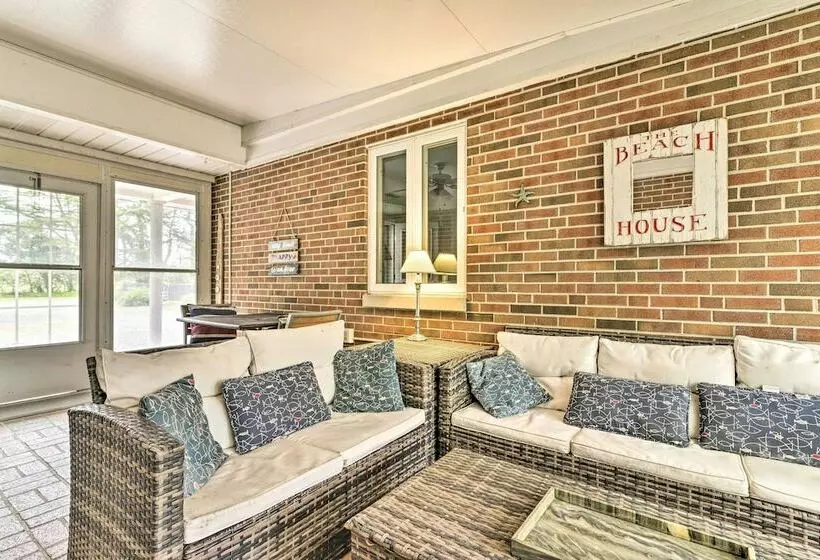 Bayfront Retreat W/ Game Room + Outdoor Pool!