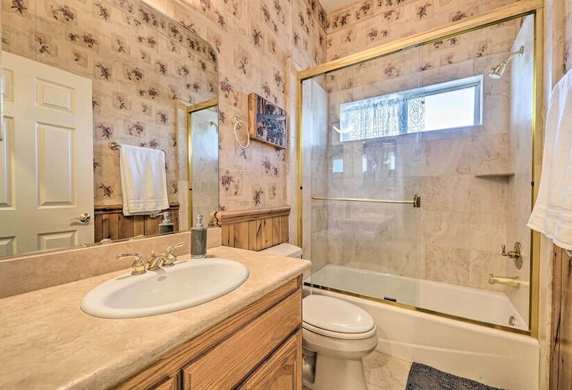 Beautiful View Home W/ Fenced Yard, 5 Mi To Lake!