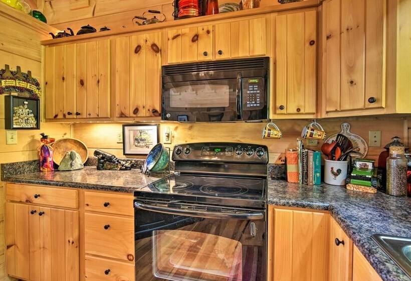 Cabin W/ Bbq + Games Walk To Blue Ridge Parkway!