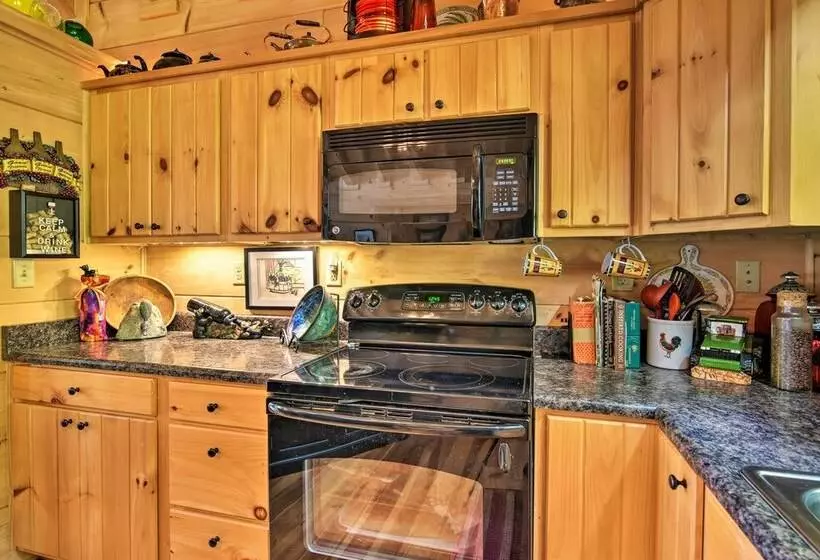 Cabin W/ Bbq + Games   Walk To Blue Ridge Parkway!