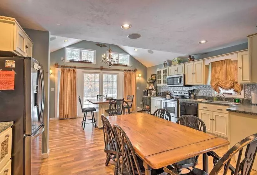 Charming Retreat ~ 1 Mi To Ossipee Lake Marina!