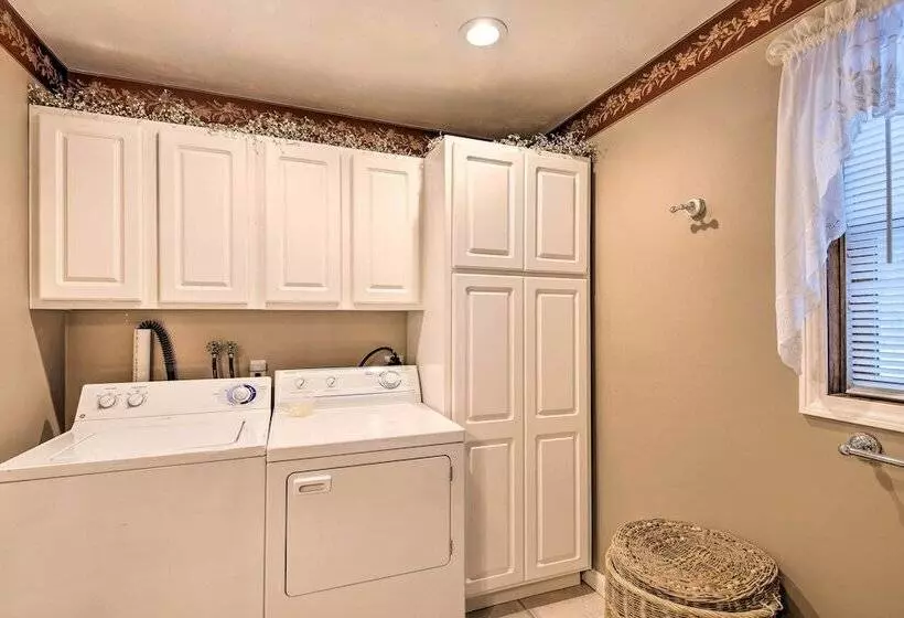 Charming Retreat ~ 1 Mi To Ossipee Lake Marina!