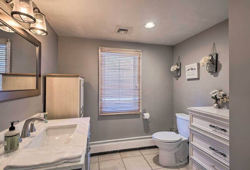 Charming Retreat ~ 1 Mi To Ossipee Lake Marina!