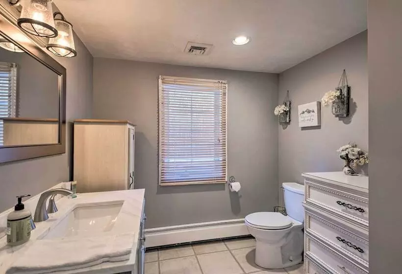 Charming Retreat ~ 1 Mi To Ossipee Lake Marina!