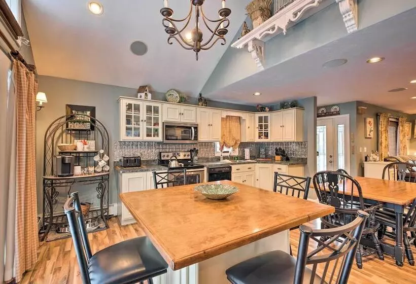 Charming Retreat ~ 1 Mi To Ossipee Lake Marina!