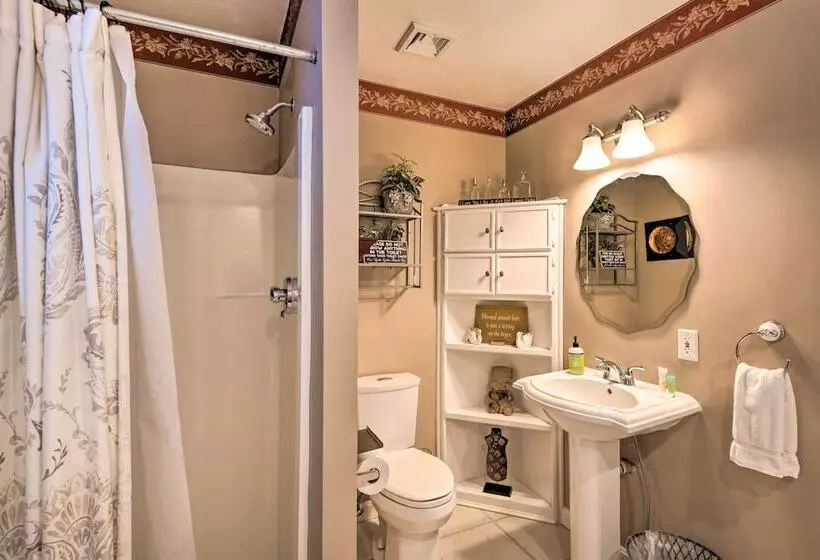 Charming Retreat ~ 1 Mi To Ossipee Lake Marina!