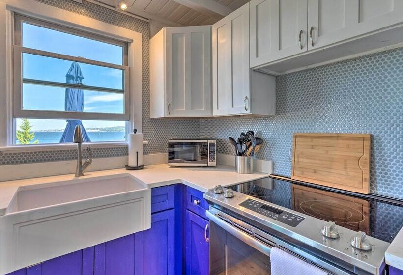 Coastal Portsmouth Home W/ Bay Access Near Newport