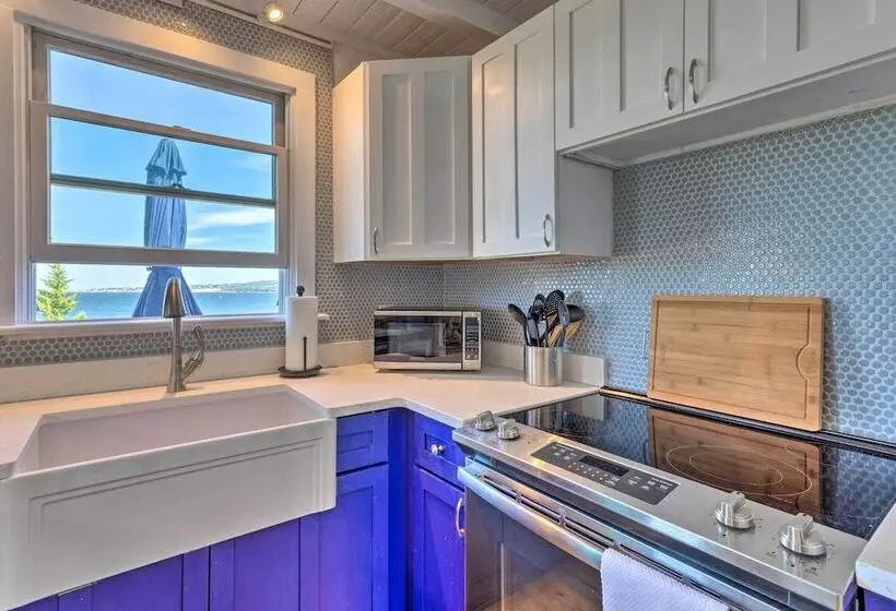 Coastal Portsmouth Home W/ Bay Access Near Newport