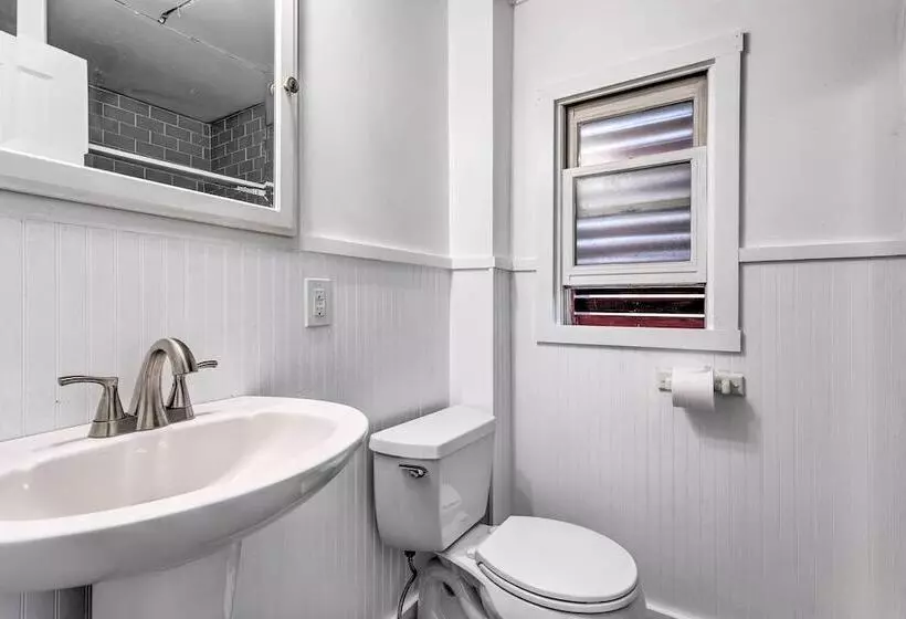 Coastal Portsmouth Home W/ Bay Access Near Newport