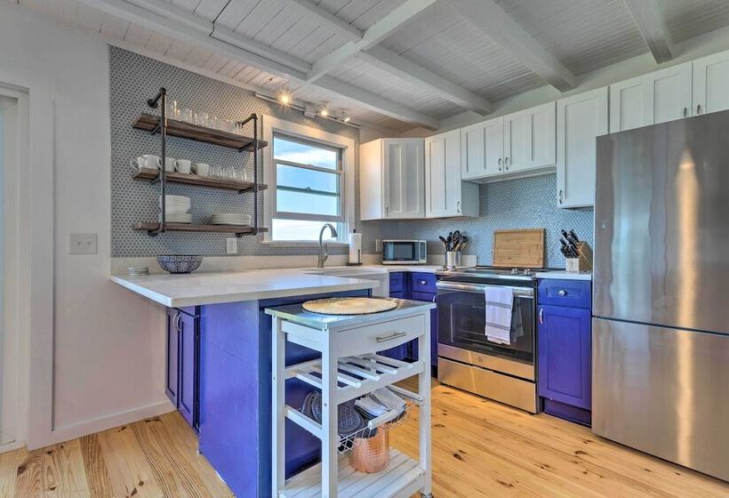 Coastal Portsmouth Home W/ Bay Access Near Newport