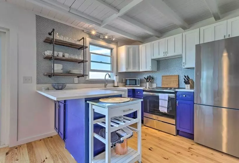 Coastal Portsmouth Home W/ Bay Access Near Newport