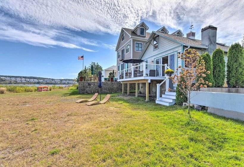 Coastal Portsmouth Home W/ Bay Access Near Newport
