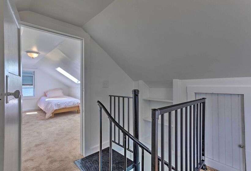 Coastal Portsmouth Home W/ Bay Access Near Newport