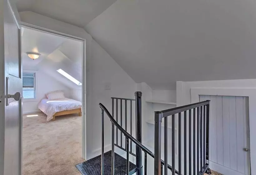 Coastal Portsmouth Home W/ Bay Access Near Newport