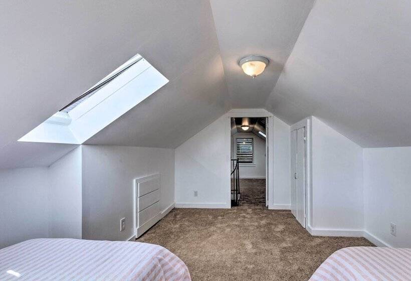 Coastal Portsmouth Home W/ Bay Access Near Newport