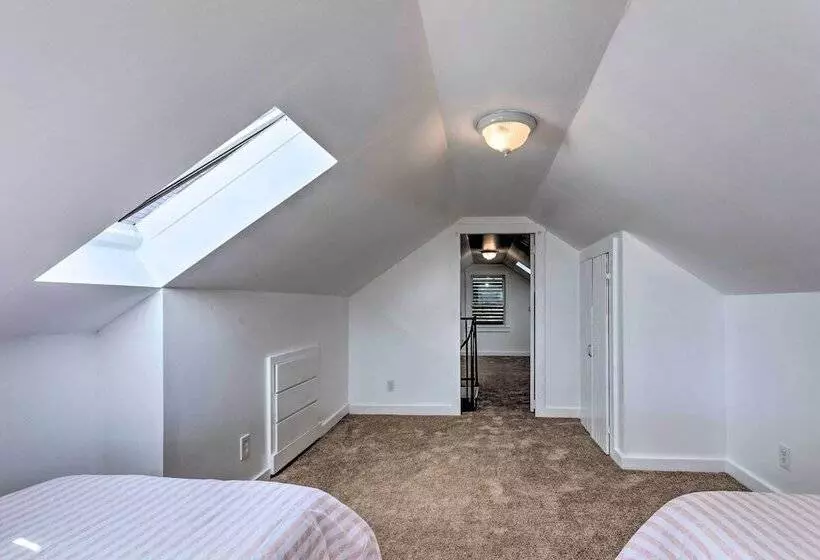 Coastal Portsmouth Home W/ Bay Access Near Newport