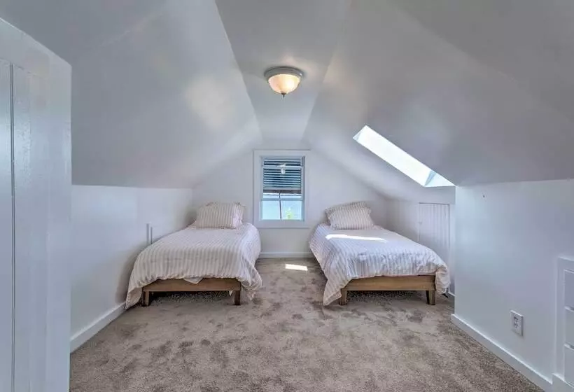 Coastal Portsmouth Home W/ Bay Access Near Newport