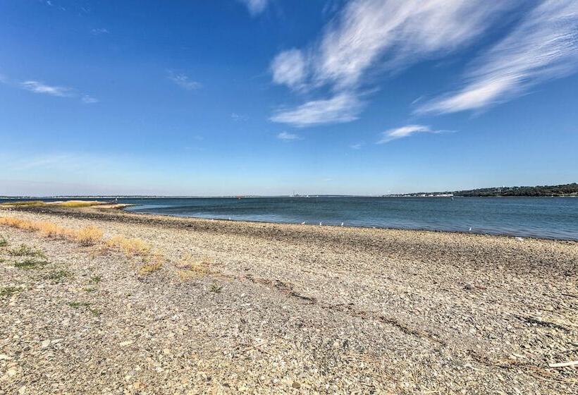 Coastal Portsmouth Home W/ Bay Access Near Newport