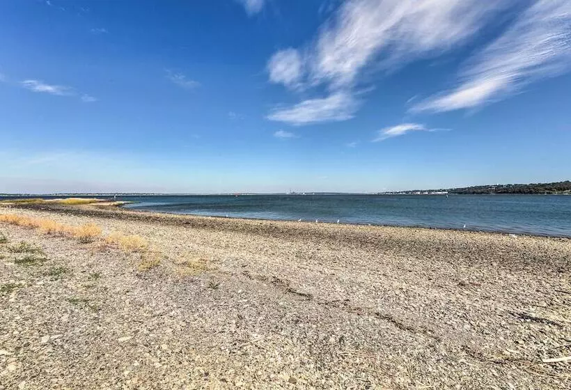 Coastal Portsmouth Home W/ Bay Access Near Newport