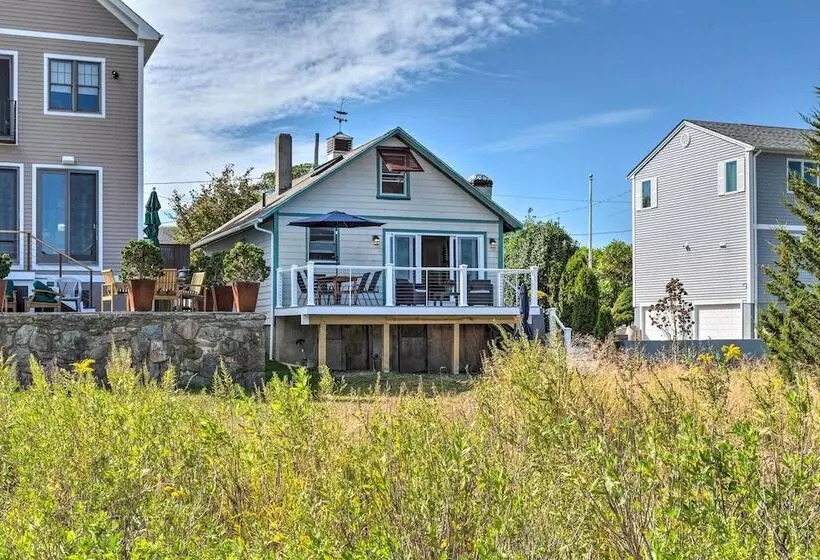 Coastal Portsmouth Home W/ Bay Access Near Newport