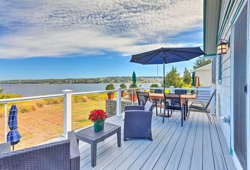 Coastal Portsmouth Home W/ Bay Access Near Newport